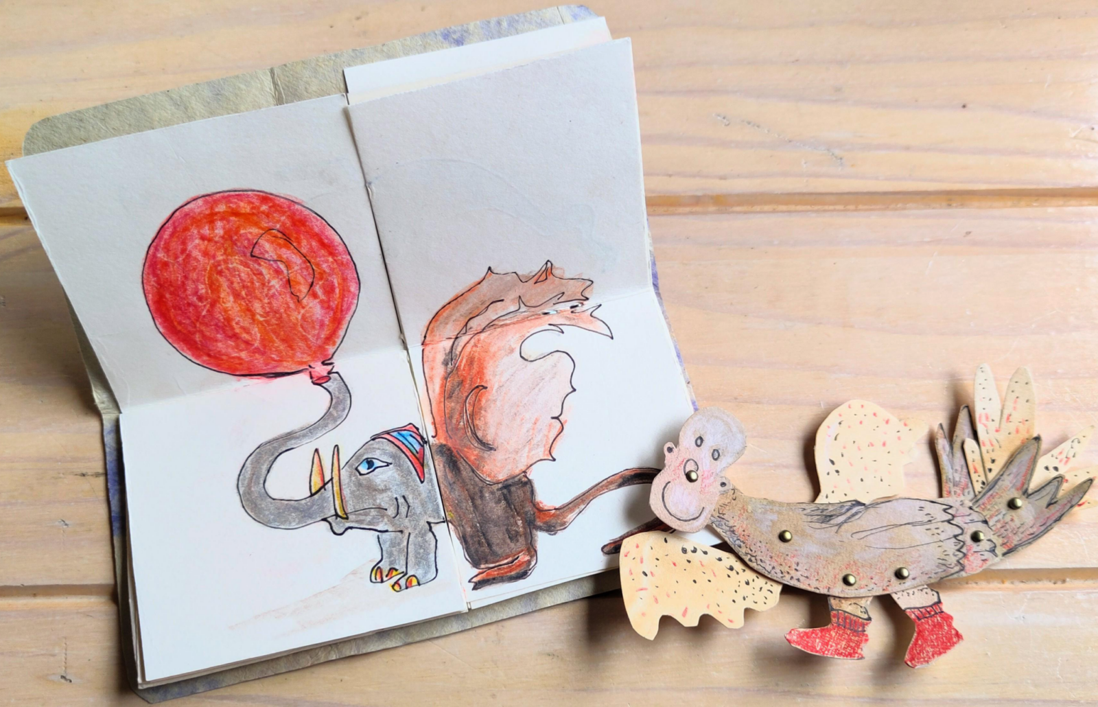 Opengeklapt flipboekje met daarnaast een beweegbare (fantasie) figuur